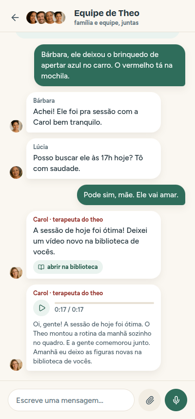 Chat da equipe no elo: recado de voz da terapeuta com a transcrição em texto logo abaixo